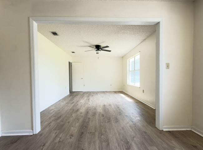 Building Photo - 4060 Northlake Dr