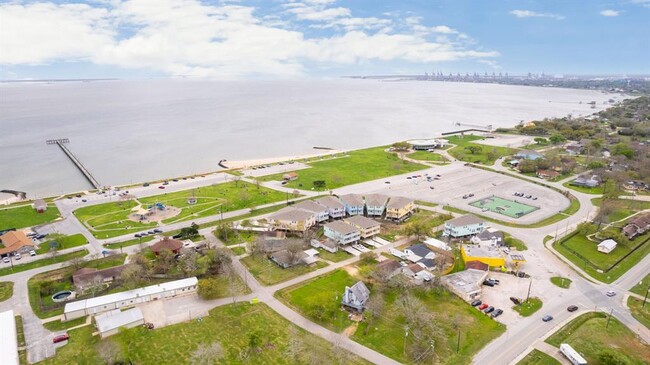 Building Photo - 709 N Bayshore Dr