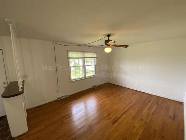 Building Photo - 1804 Sherwood Dr