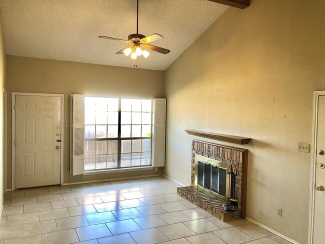 Building Photo - 2 Bedroom Townhome