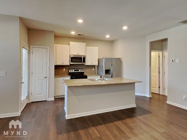 Building Photo - 5648 Union Pointe Dr