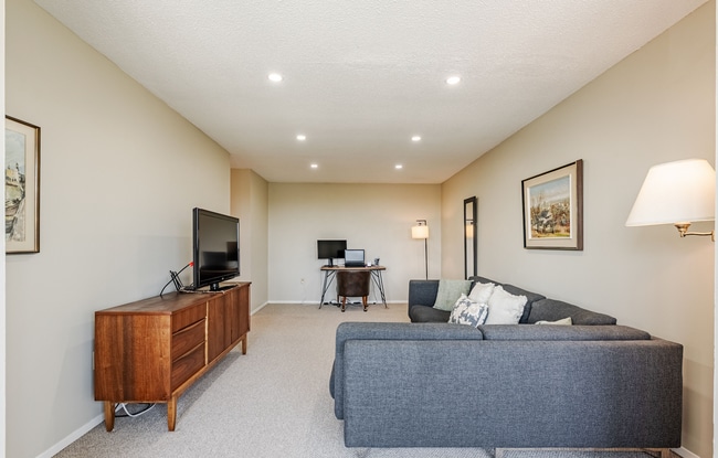 Building Photo - 600 Grenfell Dr