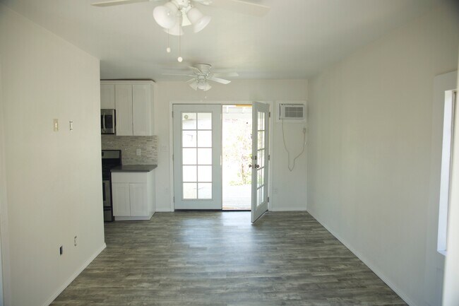 Building Photo - 2647 Roseview Ave