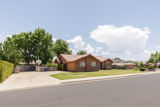 Building Photo - 3 Bedroom 2.5 Bathroom Home on Morningside...