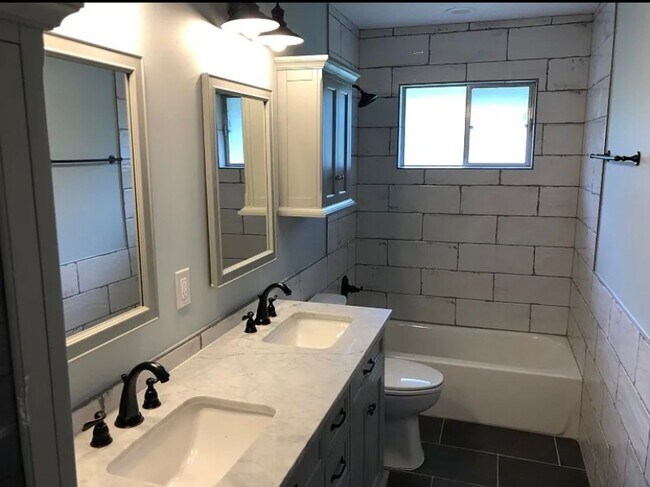 Foto del edificio - AVAILABLE NOW! CALL US FOR A SHOWING!