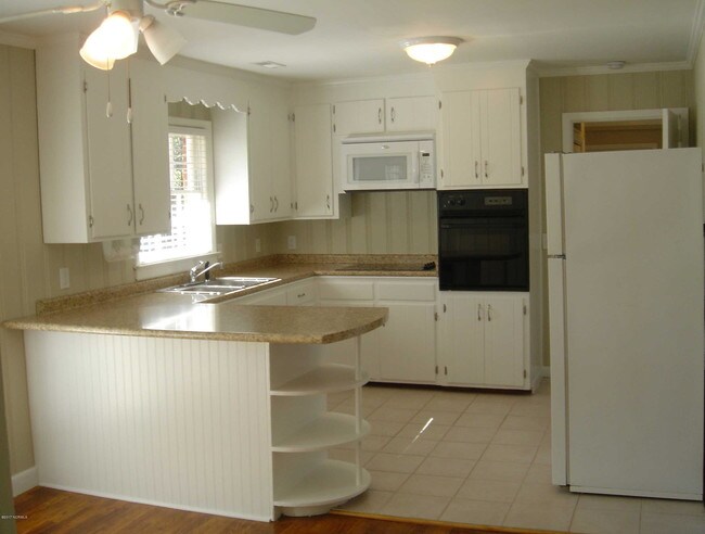 Building Photo - 250 Rose Ave