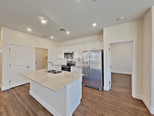 Building Photo - 5951 W Larkspur Dr