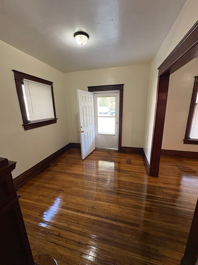 Foto del edificio - Large 3 bedroom house available