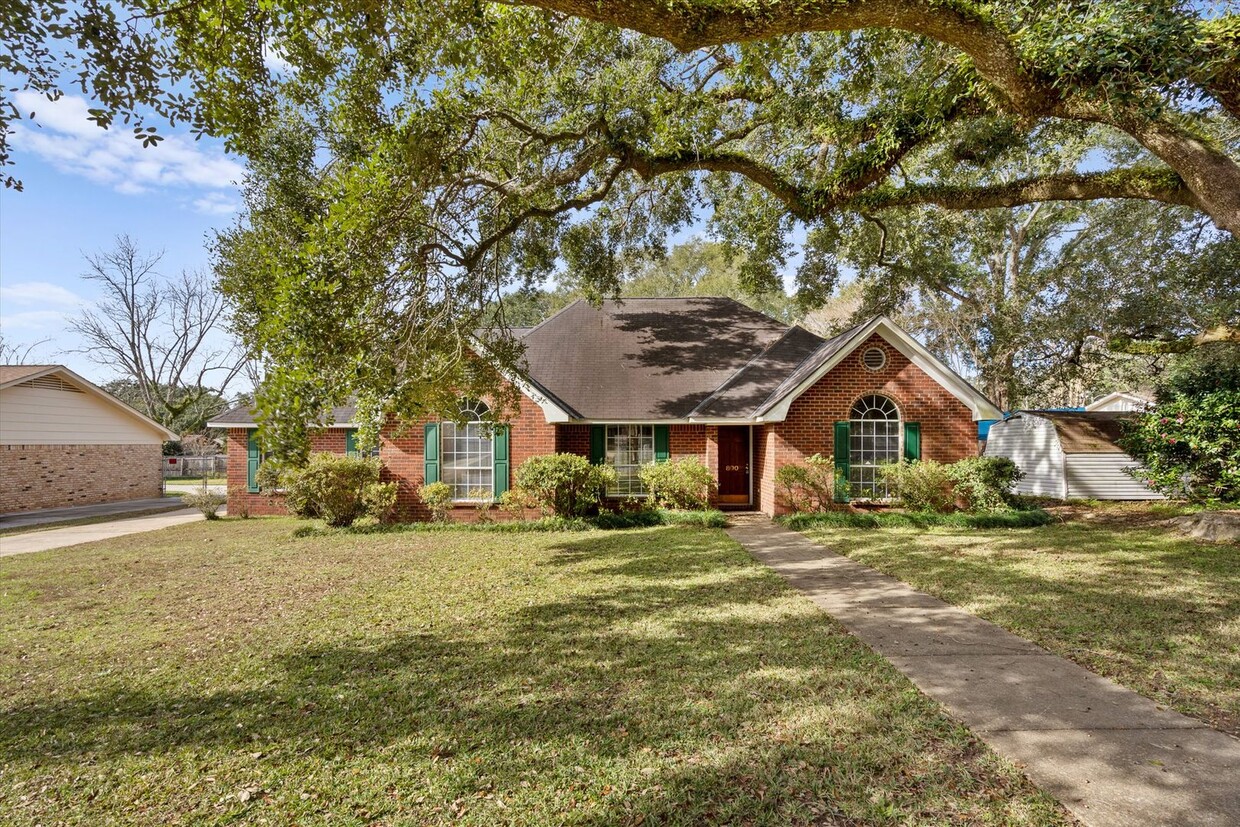 Primary Photo - BEAUTIFUL HOME IN GREAT LOCATION!