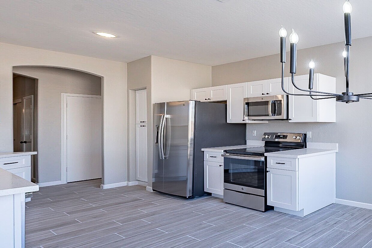 Fantastic home with Solar & a den! - Fantastic home with Solar & a den!