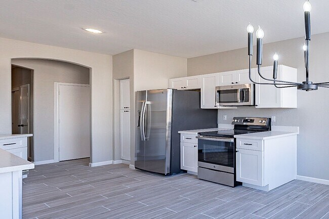 Fantastic home with Solar & a den! - Fantastic home with Solar & a den!