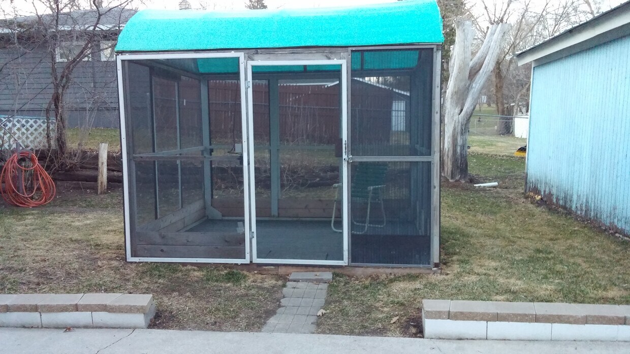 Screened in patio - 1119 West Ave