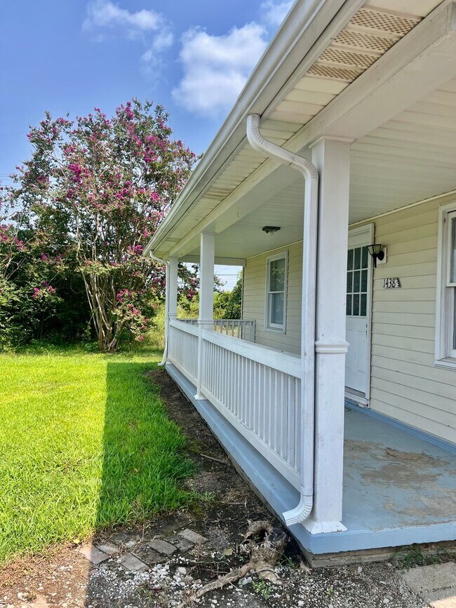Building Photo - AVAILABLE AUGUST 14! 3 Bedroom Home Near Downtown Clarksville