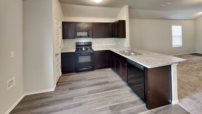 Foto del edificio - A Very Nice and Spacious 3 Bedroom 2 Bath Home in Yukon Schools