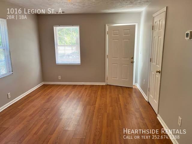 Building Photo - "Charming 2-Bedroom Apartment in Prime Gre...