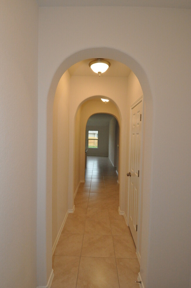 Foto del edificio - Spacious Newer Home For Lease In Canterra ...