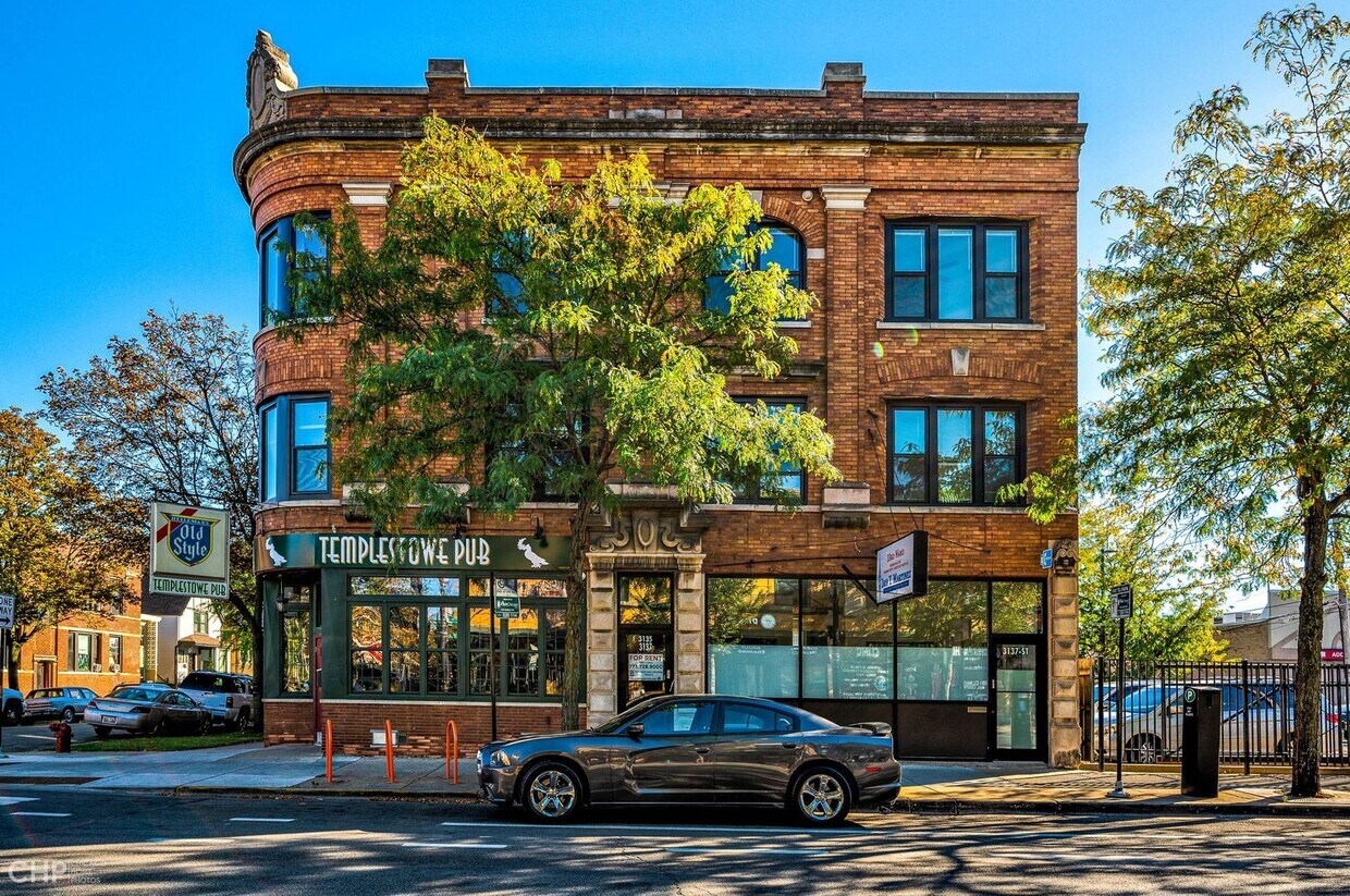Primary Photo - 4354 N Troy St