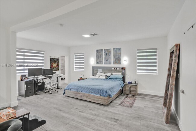 Foto del edificio - 3784 Sheridan Ave