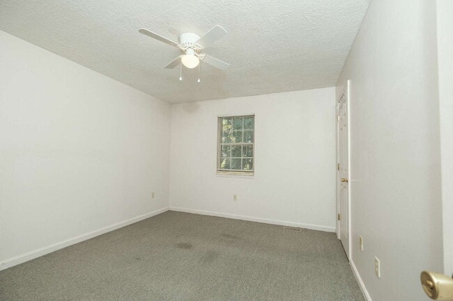Building Photo - 2 Bedroom, 1 Bath Townhome – Bradley Hills...