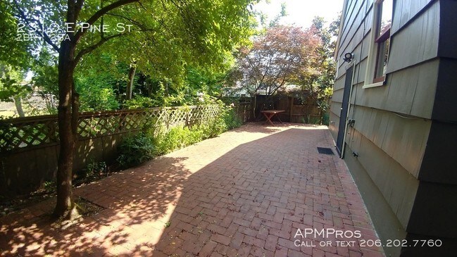 Building Photo - Nice, clean and move in ready !