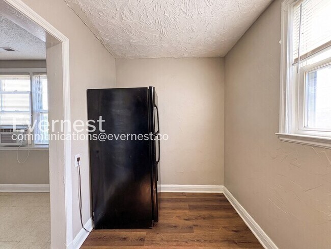 Foto del edificio - 1049 E Patapsco Ave
