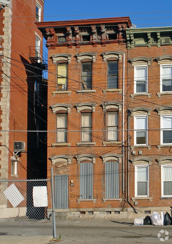 Foto principal - 208 E Thirteenth St