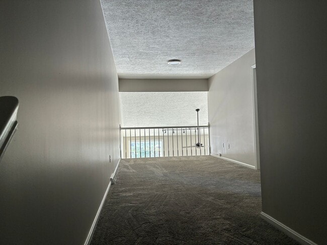 Building Photo - 3 Bedroom 2 Bath Condo