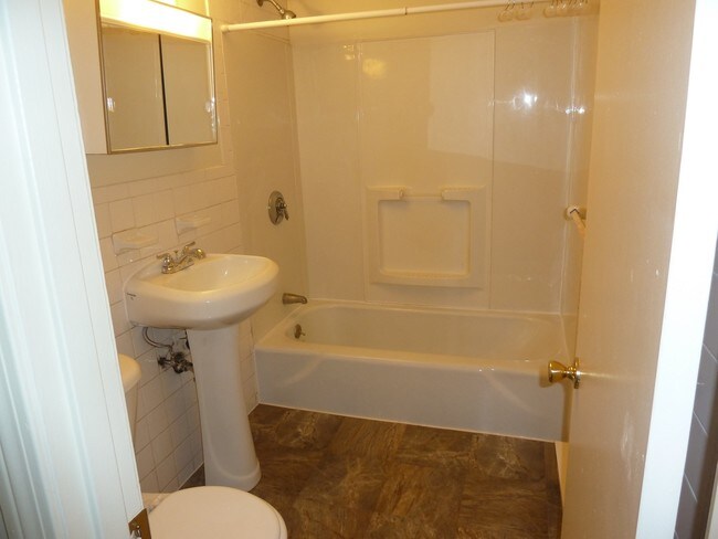 Foto del edificio - 6 Unit Apartment Building