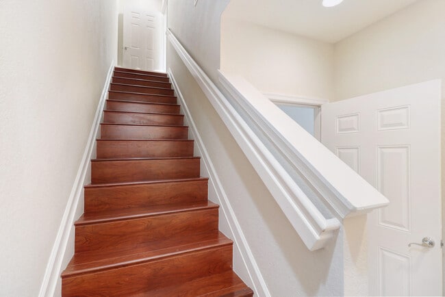 Building Photo - 143 Greenwich Cir