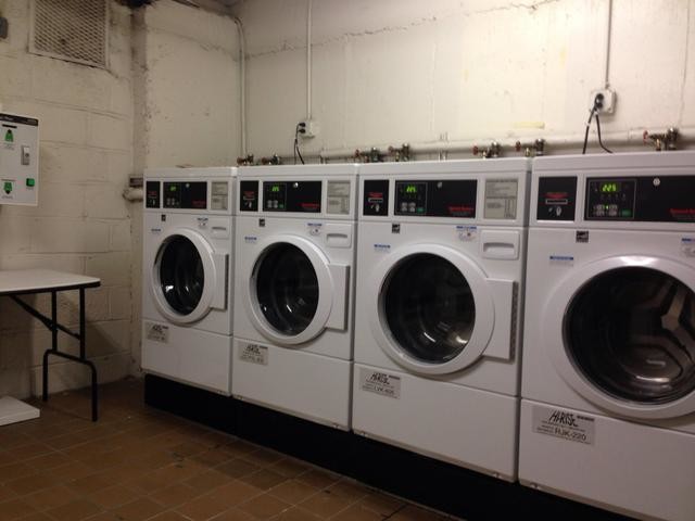 Foto del edificio - 451 E 83rd St