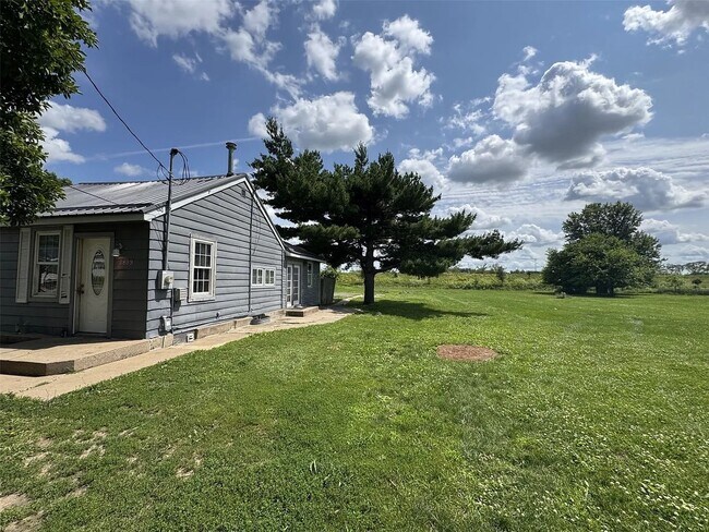 Foto del edificio - Cozy 2-Bedroom Cedar Rapids Home With Large Yard!