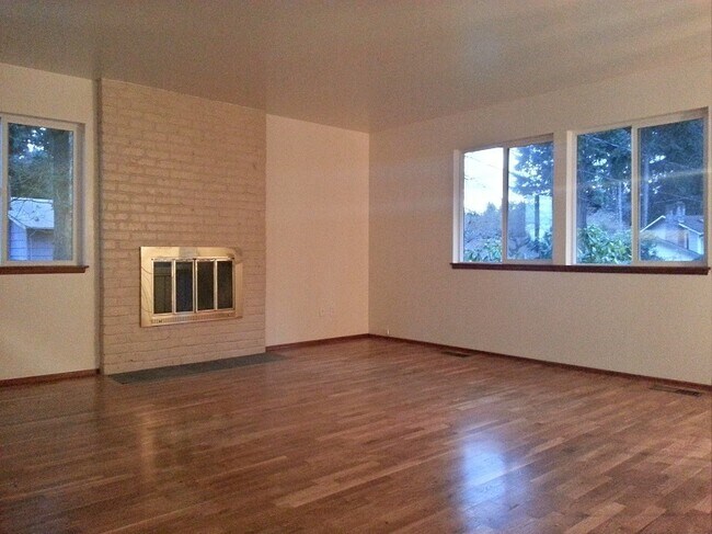Foto del edificio - Ideal Split-Level Lake Hills Home