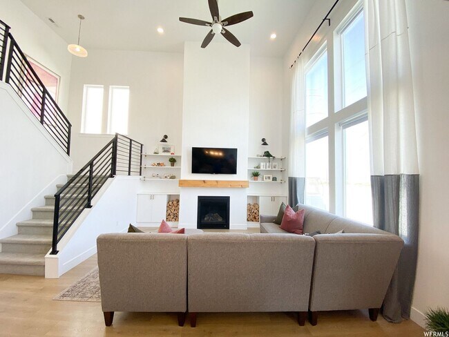 Building Photo - Six Bedroom Home in Beautiful Bluffdale!
