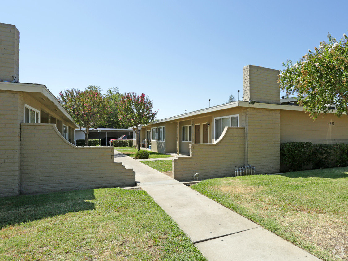 Building Photo - 4520 E Sierra Madre Ave