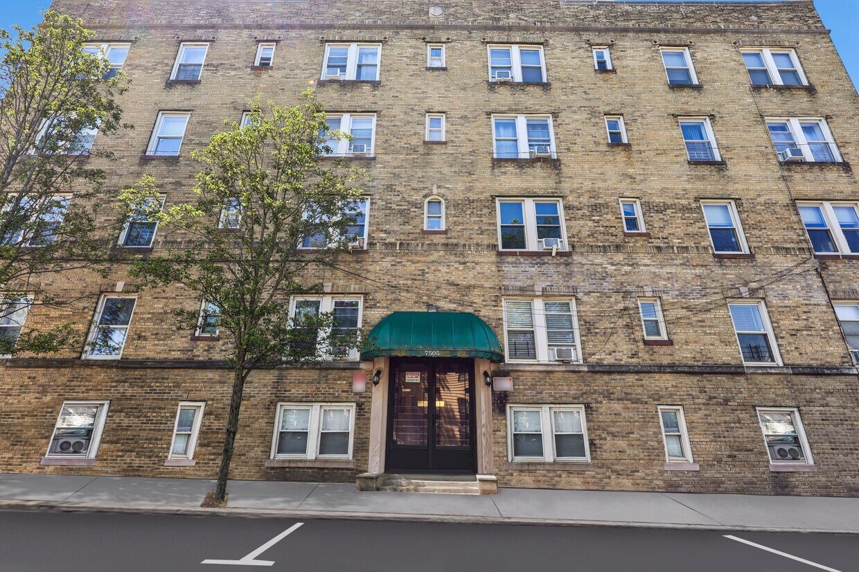 Foto principal - 7505 Palisade Ave