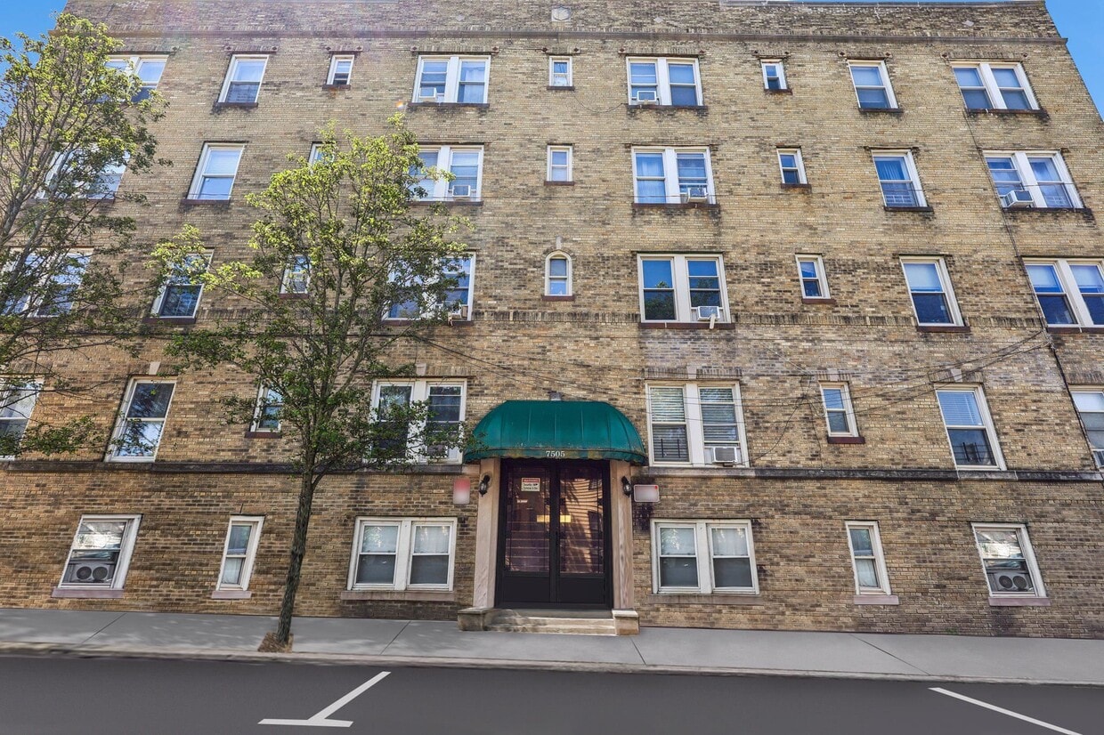 Primary Photo - 7505 Palisade Ave