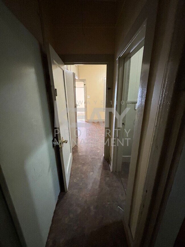 Building Photo - 2 Bedroom, 1 Bathroom NOW Available!
