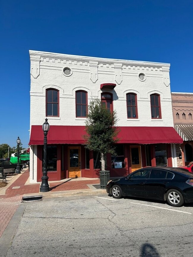 Building Photo - 215 Main St