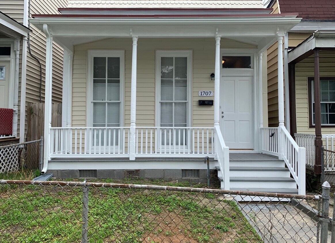Primary Photo - Great 2 bedroom 1 bath home with convenien...