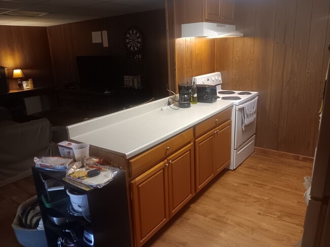 Kitchen, peninsula - 106 Olinda Dr