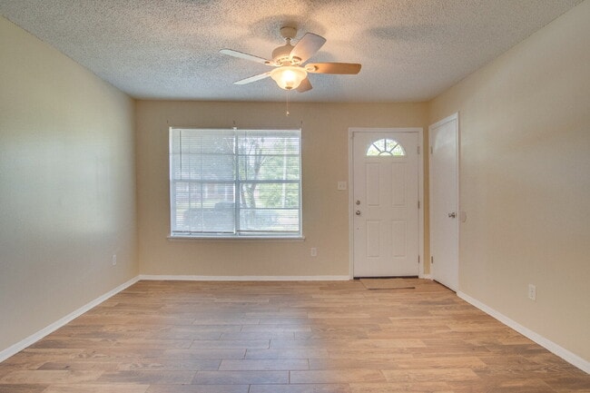Building Photo - Fully Renovated 3/2 Just Minutes from the ...