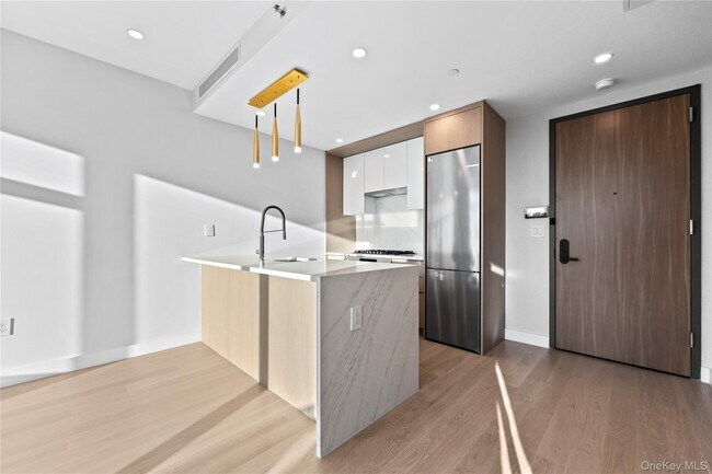 Foto del edificio - 38-20 Parsons Blvd