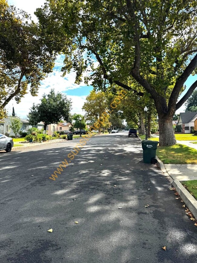 Building Photo - Stunning 2 Bedroom, 1 Bathroom Home on a L...