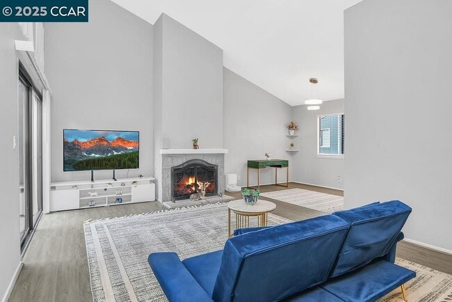 Foto del edificio - 1072 Maywood Ln