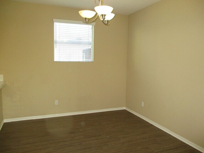 Building Photo - South Escondido 3 bedroom 3.5 Bath Town Home