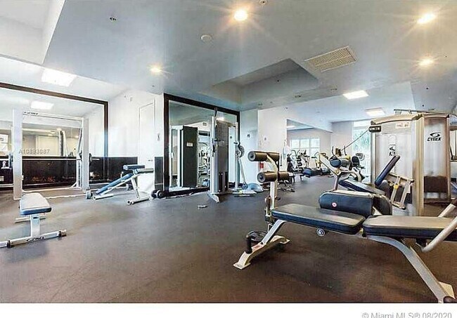 Foto del edificio - 14951 Royal Oaks Ln