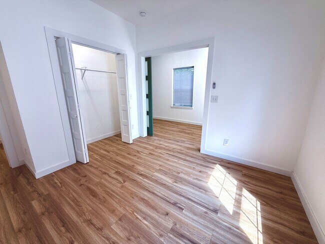 Foto del edificio - Completely Remodeled 1BD 1BA Duplex Locate...