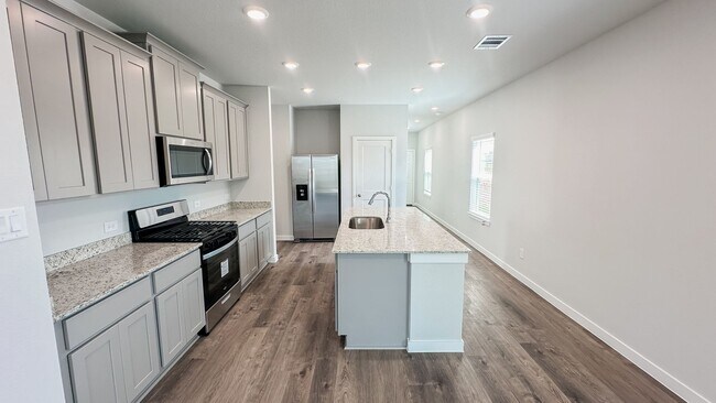 Foto del edificio - Brand new! Modern 3-Bedroom with Open-Conc...