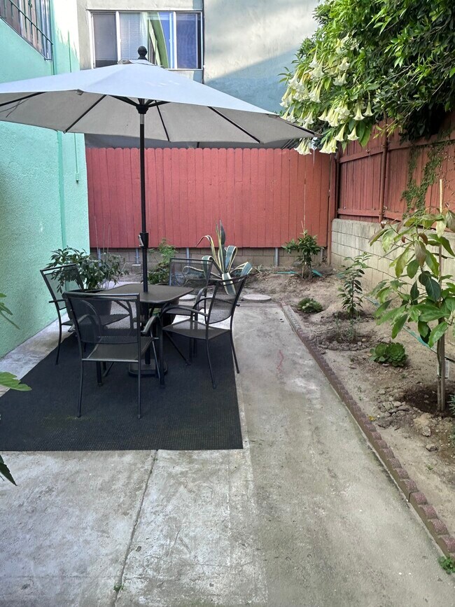 Área de patio trasero compartido - 2359 Glendale Blvd