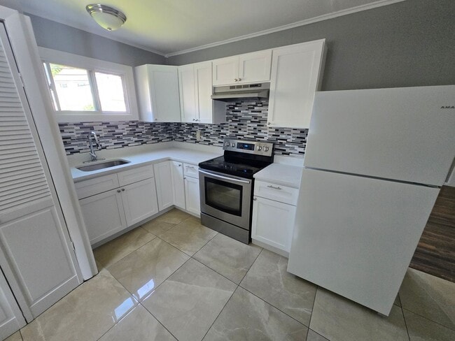 Building Photo - 4 Bd 1.5 Bath Single Family House in Hyde ...